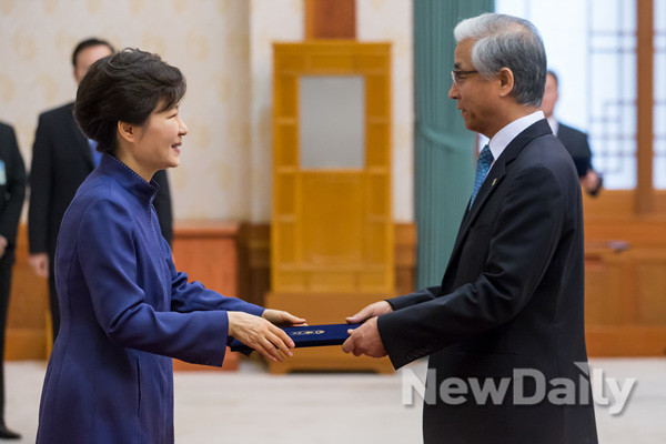 ▲ 박근혜 대통령이 지난 6월23일 송광용 전 교육문화수석에게 임명장을 수여하고 있다. ⓒ 뉴데일리(청와대 제공)