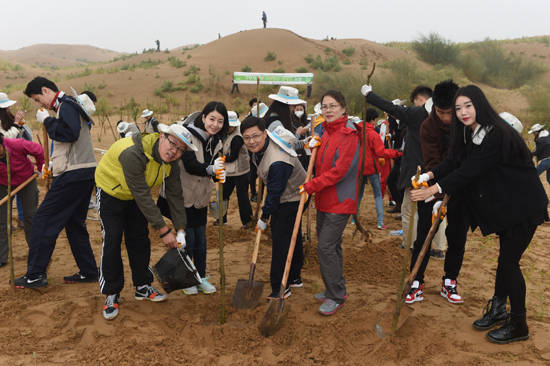 ▲ 대한항공은 중국 쿠부치 사막에서 직원과 현지 대학생 등 120여명이 참가해 사막에 나무를 심었다. ⓒ 대한항공 제공.