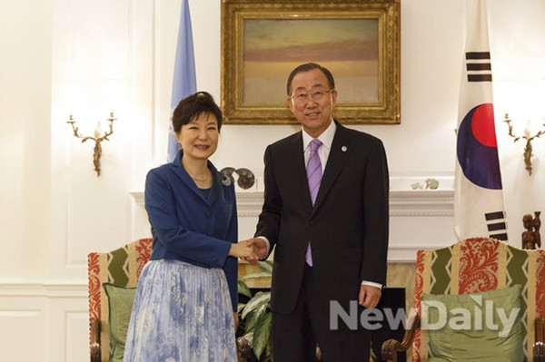 박근혜 대통령은 22일(현지시간) 미국 뉴욕에 도착, 반기문 유엔 사무총장을 만나 “대북 인도적 지원을 계속해 나갈 것”이라 밝혔다.  ⓒ 뉴데일리(청와대 제공)