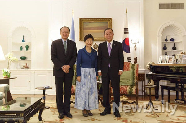 박근혜 대통령은 22일(현지시간) 미국 뉴욕에서 반기문 유엔 사무총장(오른쪽)의 초청으로 김용 세계은행 총재(왼쪽)과 함께 만찬을 했다. ⓒ 뉴데일리(청와대 제공)
