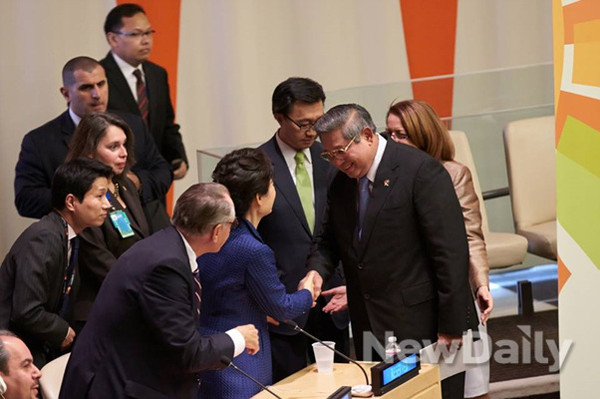 ▲ 박근혜 대통령이 23일 유엔 기후정상회의에 참석자들과 악수를 나누고 있다. ⓒ 뉴데일리(청와대 제공)