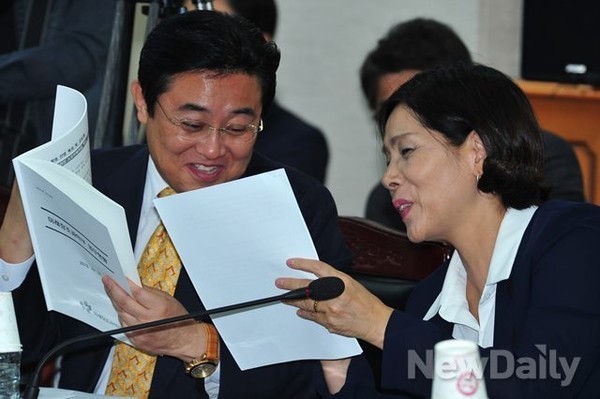 ▲ 대리기사 집단폭행 사건에 연루된 같은 당 김현 의원을 비판하는 국민들을 꾸짖는 내용의 트윗을 올려 논란을 불러일으키고 있는 새정치민주연합 최민희 의원(오른쪽). ⓒ이종현 기자