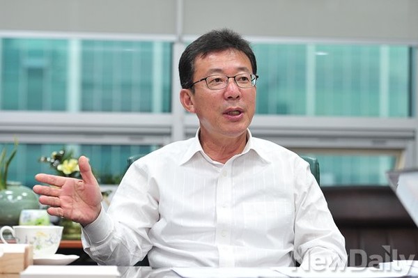 ▲ 노후화된 해병대 장비를 현대화하는 등 전력 증강을 강조한 새누리당 홍철호 의원. 홍철호 의원은 해병대 병377기 출신으로, 지역구인 김포에 해병 ○사단이 소재해 있다. ⓒ정재훈 기자