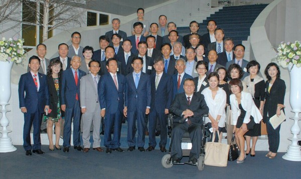▲ 새누리당 보수혁신위원회 위원장인 김문수 전 경기지사가 24일 오전 서울 강남구 삼성동 서울컨벤션센터에서 강연한 뒤 참석자들과 기념사진을 찍고 있다.ⓒ글로벌정보포럼 제공