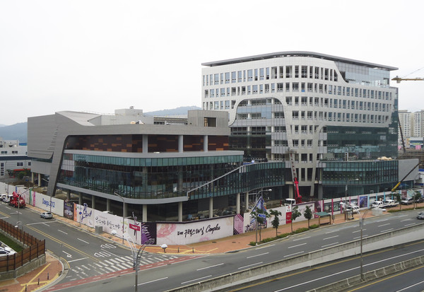 ▲ ⓒ섬유패션산업의 상징적, 기념적인 랜드마크 건물인 ‘대구텍스타일Complex’가 내년 1월이면 완전한 모습을 드러낼 것으로 기대된다. 현재 막바지 공사가 한창 진행중이다. 