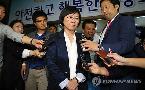 ▲ 23일 서울 영등포경찰서에 기습 출석한 뒤 8시간에 걸친 조사를 마치고 나오는 새정치민주연합 김현 의원. ⓒ연합뉴스