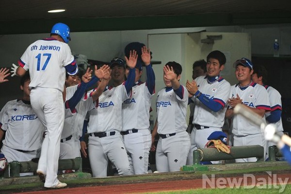 ▲ 오재원이 1회말 2점 홈런을 치고 동료들에게 축하를 받고 있다.ⓒ정재훈 기자