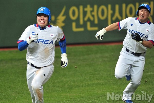 ▲ 1회말 첫 득점 장면, 김현수가 친 공이 중견수 머리위를 넘기자 2루에 있던 주자 민경헌과 1루에 있던 주자 손아섭이 홈으로 뛰어 들어오고 있다.ⓒ정재훈 기자