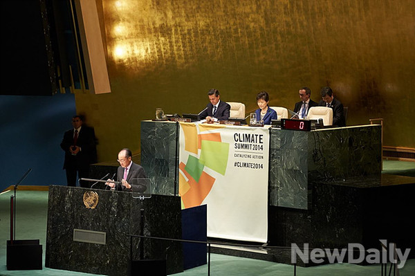 ▲ 박근혜 대통령이 23일(현지시간) 미국 뉴욕에서 열린 유엔 기후정상회의에서 의장역할을 수행하며 회의를 주재하고 있다. ⓒ 뉴데일리