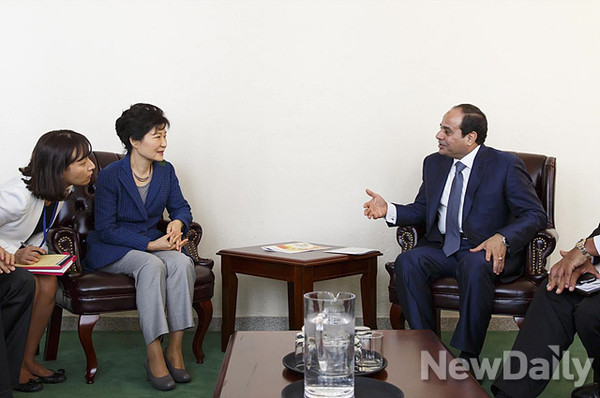 ▲ 박근혜 대통령이 23일(현지시간) 미국 뉴욕 유엔본부에서 이집트 알사시 대통령과 정상회담을 갖고 있다. ⓒ 뉴데일리