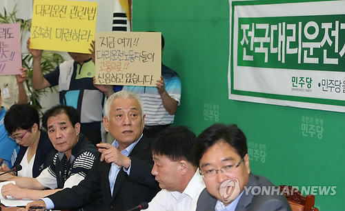 ▲ 지난해 7월29일 김한길 민주당 대표와 우원식 을지로위원회 위원장이 국회에서 열린 '전국 대리운전기사 피해사례 국회 증언대회'에 참석해 대리기사들의 피해사례를 청취하고 있다. ⓒ연합뉴스