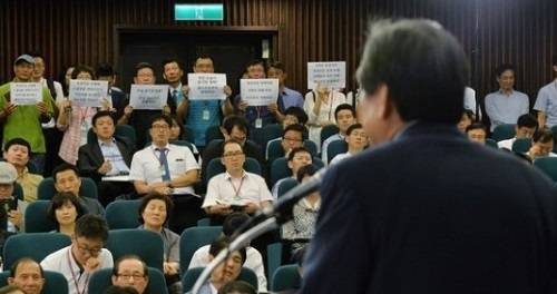 ▲ 공기업 관계자들이 새누리당 김무성 대표의 발언을 심각한 표정으로  듣고 있다ⓒ뉴데일리 DB