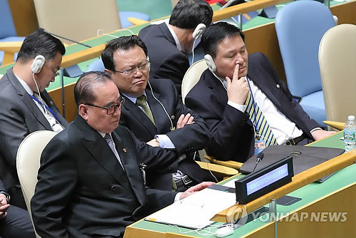 ▲ 리수용 북한 외무상과 관계자들이 24일 오전(현지시간) 미국 뉴욕 유엔본부에서 열린 제69차 유엔총회 일반토의에서 박근혜 대통령의 기조연설을 들으며 불편한 표정을 짓고 있다.(뉴욕=연합뉴스)