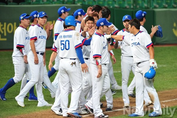 ▲ 승리를 확정짓고 기쁨을 나누고 있는 야구 대표팀 선수들.ⓒ정재훈 기자