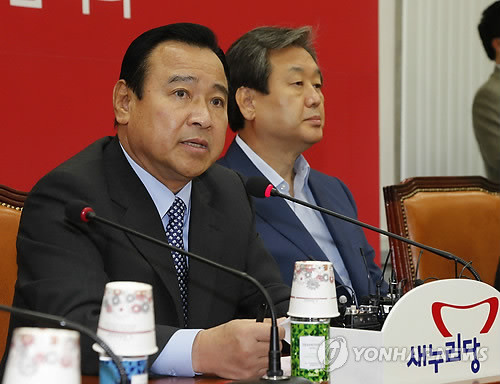 ▲ 새누리당 이완구 원내대표가 25일 최고위원회의에서 "국회의원에게 국회에 참석해달라고 호소하는 나라가 이 지구상에 또 있나 싶다"며 목소리를 높이고 있다. ⓒ연합뉴스