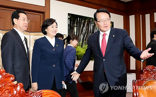 ▲ 박영선·김영록 등 새정치민주연합 원내지도부가 25일 정책조정회의가 끝난 직후 26일 본회의 개회에 항의하며 정의화 국회의장실을 방문했다. ⓒ연합뉴스