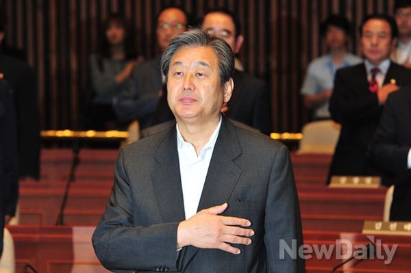 ▲ 김무성 새누리당 대표가 25일 세월호 가족대책위원회 유경근 대변인을 향해 자신과 연관된 허위사실 유포와 관련, 공식적인 사과를 요구했다. ⓒ이종현 기자