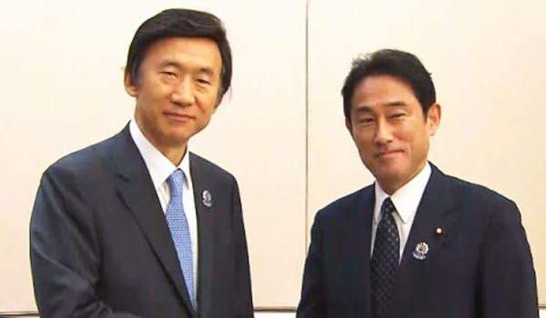 ▲ 지난 8월 미얀마에서 열린 ARF에서 만난 윤병세 외교장관과 기시다 후미오 일본 외무상 [사진: 당시 YTN 보도화면 캡쳐]