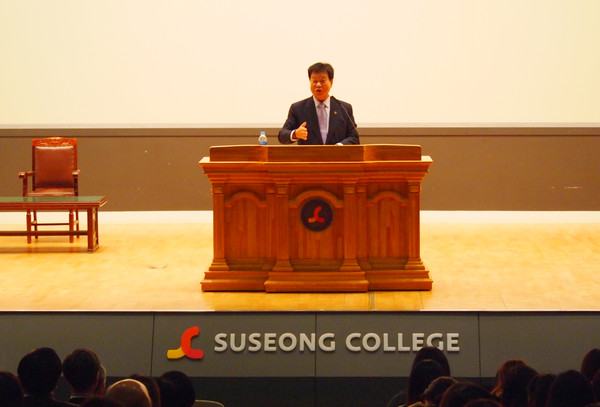 ▲ ⓒ한화갑 한반도평화재단 총재가 지난 24일 수성대에서 한반도 평화와 통일이라는 주제로 특강을 펼쳤다.