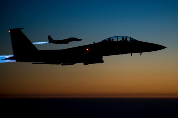 ▲ 미국은 지난 22일부터 아랍 동맹국과 함께 시리아의 ISIS를 공습하고 있다. 공습에 나서는 美공군 F-15E. [사진: 美밀리터리 사진 공유 사이트 캡쳐]