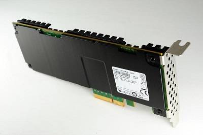 ▲ 25일 삼성전자에 따르면 이 달부터 카드 타입의 '3.2테라바이트(TB) NVMe SSD'(SM1715) 제품의 양산에 들이간다.ⓒ삼성전자 제공