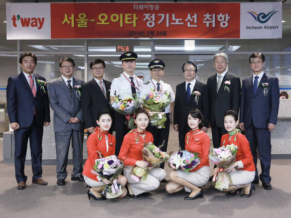 ▲ 티웨이항공은 24일 인천 국제공항에서 인천-오이타 정기노선 취항식을 갖고 운항을 시작했다. ⓒ 티웨이항공 제공.