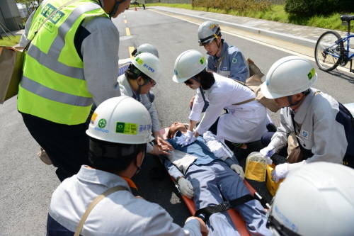 ▲ 재난대응훈련에 참여한 남부발전 직원들이 환자에게 CPR을 시행하고 있다. ⓒ한국중부발전