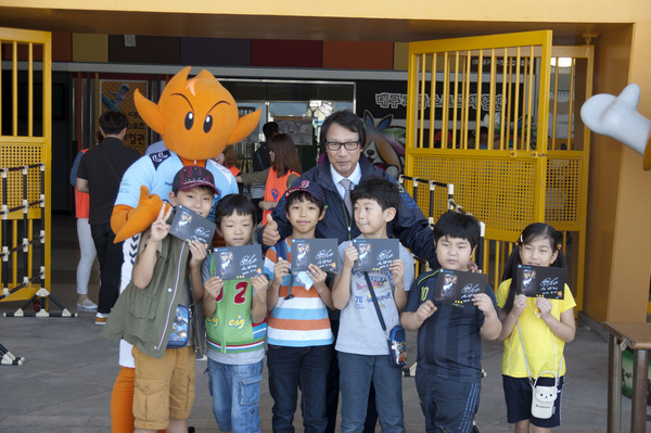 ▲ 조광래 감독(가운데)과 아이들.ⓒ대구FC