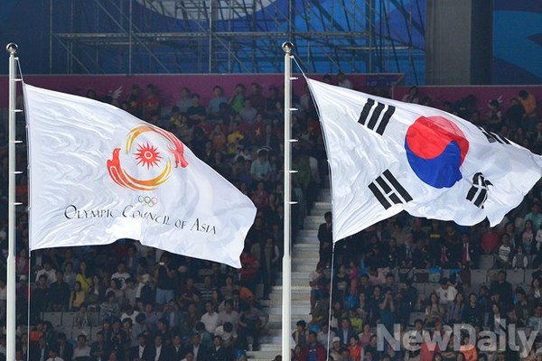 ▲ 인천아시아드주경기장에는 대한민국의 태극기와 아시아올림픽평의회의 기가 함께 펄럭이고 있다.ⓒ정재훈 기자