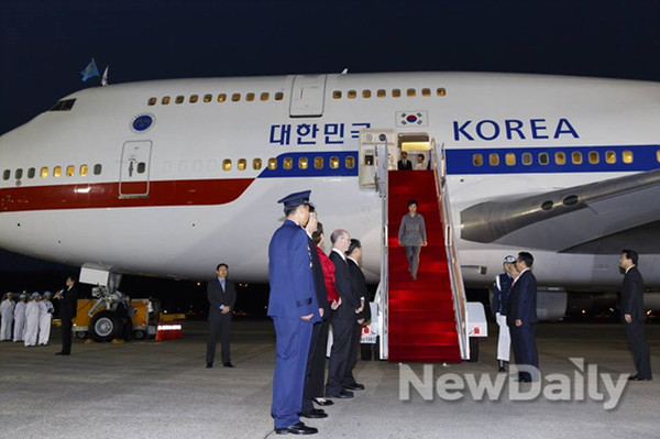 ▲ 박근혜 대통령이 26일 오전 캐나다 국빈방문과 유엔 총회 일정을 마치고 귀국했다. ⓒ 뉴데일리(청와대 제공)