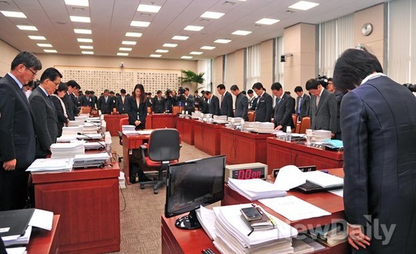 ▲ 국회 법제사법위원회 위원들이 지난 4월 28일 전체회의에 앞서 세월호 참사 희생자에 대한 묵념의 시간을 갖고 있다.-뉴데일리