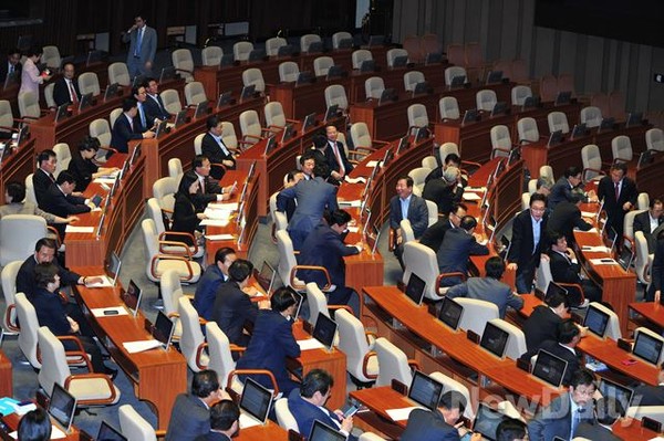 ▲ 26일 오후 2시 새누리당 단독으로 본회의가 개의됐다. 본회의장 양쪽의 야당 의석을 비운 가운데, 여당 의원들이 본회의장에 들어와 착석하고 있다. ⓒ이종현 기자