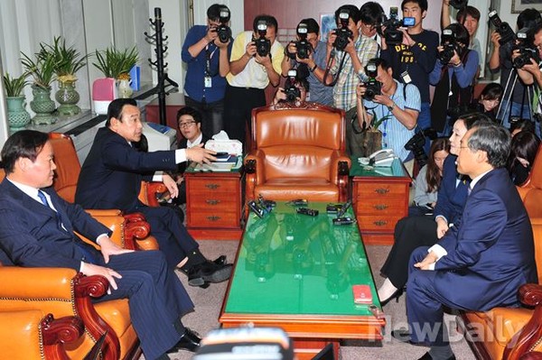 ▲ 26일 오전 10시 50분경 새정치민주연합 박영선 원내대표와 우윤근 정책위의장(오른쪽)이 새누리당 원내대표실을 예고 없이 방문해 이완구 원내대표, 김재원 원내수석부대표(왼쪽)와 설전을 벌이고 있다. ⓒ이종현 기자