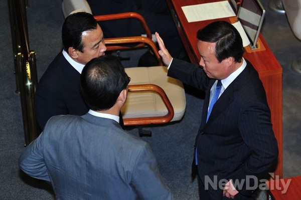 ▲ 새누리당 이완구 원내대표(왼쪽 위)가 김재원 원내수석부대표(오른쪽)로부터 정족수와 출석 의원 수에 대한 보고를 받고 있다. 사진 왼쪽 아래는 주호영 정책위의장. ⓒ이종현 기자