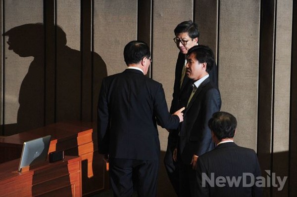 ▲ 새누리당 하태경 의원이 퇴장하려는 정의화 국회의장을 상대로 회의 속개를 호소하고 있다. 정 의장은 하 의원에게 "좀 더 두고보이소"라는 말을 남긴 것으로 알려졌다. 하태경 의원의 뒤쪽은 박형준 국회사무총장. ⓒ이종현 기자