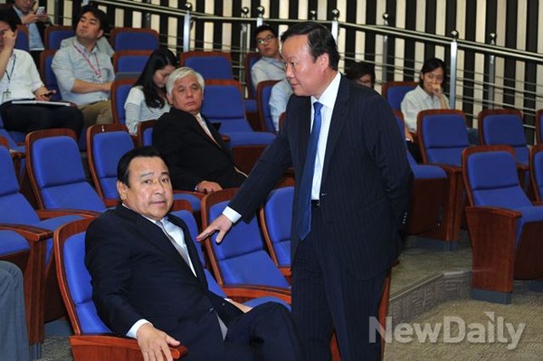 ▲ 산회 직후 긴급의총장에 들어와 허탈한 표정으로 털썩 주저앉은 이완구 원내대표를 김재원 원내수석부대표가 위로하고 있다. ⓒ이종현 기자