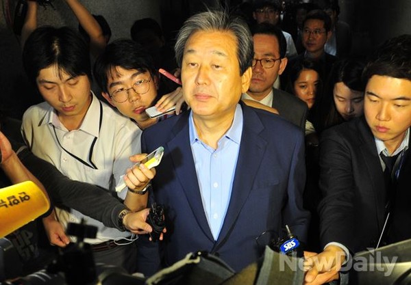 ▲ 이완구 원내대표의 사의를 반려할 것을 제안한 새누리당 김무성 대표최고위원이 26일 긴급의총이 끝난 뒤 취재진의 쏟아지는 질문에 묵묵무답으로 국회를 나서고 있다. ⓒ이종현 기자