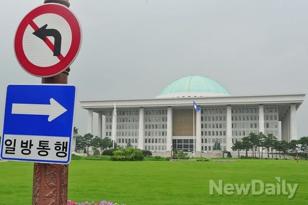 ▲ 국회의장의 일방적인 본회의 산회 선언으로, 새누리당이 30일까지 일체의 여야 협상을 하지 않을 것을 선언하는 등 교착 정국은 더욱 종착지를 알 수 없는 미궁에 빠지게 됐다. ⓒ이종현 기자