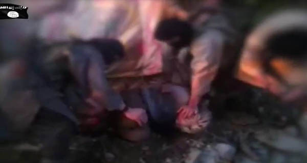 ▲ ISIS 연계조직 '준드 알 칼리파'가 프랑스 인질 에르베 구르델 씨를 살해하는 영상. [사진: ISIS 선전영상 캡쳐]