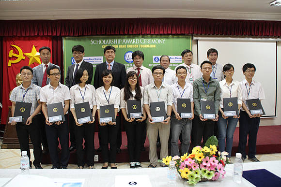 ▲ ⓒ25일 호치민대학서 장학증서 수여 후 기념촬영 중인 쟌흥 약학대 학장(윗줄 가운데)