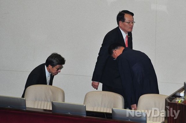 ▲ 정의화 국회의장이 26일 소집된 본회의 개의를 위해 단상에 오르고 있다. 그러나 정 의장은 개의 9분만에 일방적으로 자신의 입장을 낭독한 뒤 기습적으로 산회를 선포해 정국을 파국으로 이끌었다는 지적을 받고 있다. 정 의장을 뒤따라 단상에 오르고 있는 사람은 박형준 국회사무총장. ⓒ이종현 기자