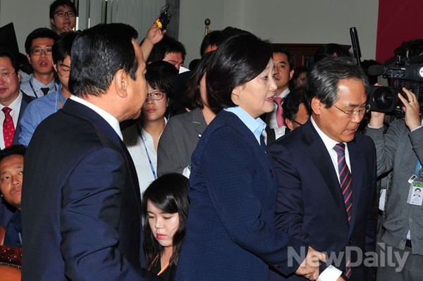 ▲ 26일 오전 새정치민주연합 박영선 원내대표(가운데)와 우윤근 정책위의장(오른쪽)이 새누리당 이완구 원내대표(왼쪽)와 설전 끝에 자리를 박차고 일어서고 있다. ⓒ이종현 기자