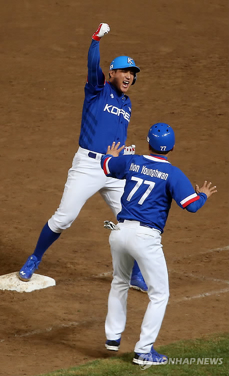 ▲ 8회초 승부에 쐐기를박는 2타점 적시타를 터뜨린후 기뻐하는 황재균.ⓒ연합뉴스