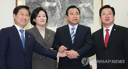 ▲ 새누리당 이완구 원내대표와 새정치민주연합 박영선 원내대표가 29일 오후 전명선 세월호 참사 가족대책위원장과 함께 3자 회동을 갖기로 합의한 뒤 기념 촬영을 하고 있다. 사진 왼쪽부터 새정치민주연합 박범계 원내대변인, 박영선 원내대표, 새누리당 이완구 원내대표, 이장우 원내대변인. ⓒ연합뉴스