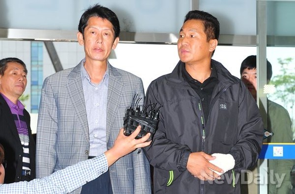 ▲ 대리운전 기사와 말리던 시민 2명을 폭행한 혐의를 받고 있는 세월호가족대책위 [김병권] 위원장과 [김형기] 전 수석부위원장이 25일 오후 서울 영등포경찰서에 대질 심문을 받기 위해 출석하고 있다.-뉴데일리