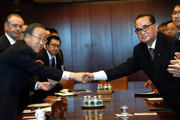 ▲ 지난 27일(현지시간), 반기문 유엔사무총장이 리수용 북한 외무상과 만나 악수를 나누는 모습. [사진: 美캔사스시티닷컴 보도화면 캡쳐]