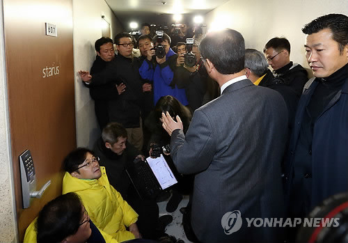 ▲ 국정원 여직원집을 급습해 감금하고 있는 민주당 당직자들과 문재인 대선후보 지지자들 모습.ⓒ뉴데일리