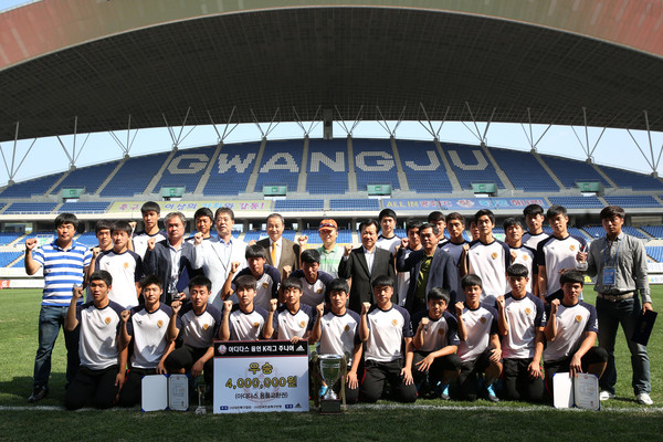▲ K리그 산하 U-18세 클럽 최강자를 가리는 '2014 아디다스 올인 K리그 주니어' 우승의 영광은 광주FC U-18팀 금호고에 돌아갔다. 사진은 '2014 아디다스 올인 K리그 주니어' 우승팀 광주FC U-18 금호고 선수들.ⓒ한국프로축구연맹