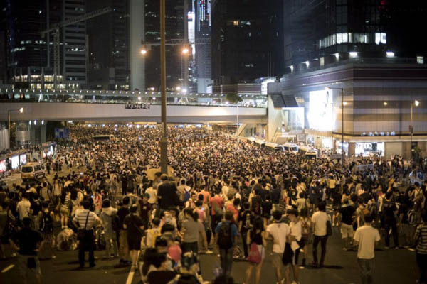 지난 28일 밤, 홍콩 도심가 모습. 홍콩 시민들이 중국 공산당의 체제 변경에 저항하는 민주화시위를 벌이고 있다. [사진: 유튜브 실시간 중계영상 캡쳐]