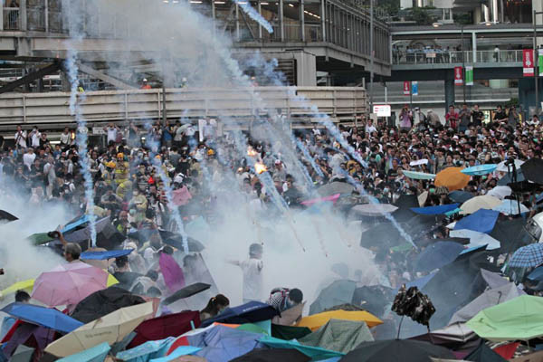 ▲ 29일 오전, 중국 공산당은 홍콩 경찰에 '무력진압'을 명령했다. [사진: '일베 저장소' 관련 장면 캡쳐]